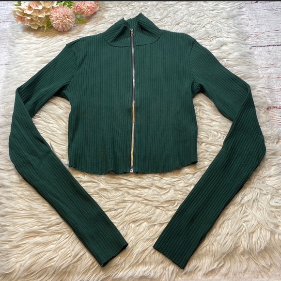 COTTON CITIZEN & Revolve Cropped
The Ibiza Turtleneck in Battlegreen
Sweater S - Picture 2 of 4